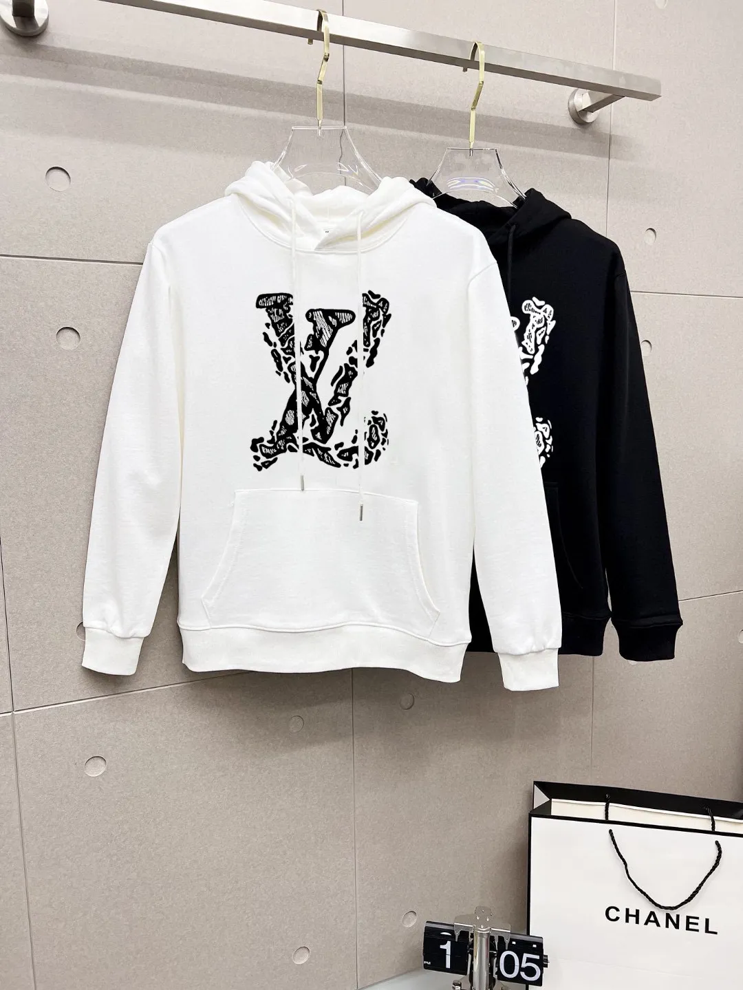 🅿️240 brand [LV Louis Vuitton] (good news for fat people) 2025ss autumn latest long-sleeved round-neck sweatshirt, on sale simultaneously on the official website. Refreshing and breathable. Made of top Tencel Roman. Comfortable and soft. 3D three-dimensional clarity. Super fashion sense. Great for gifting and keeping for yourself. Size: M-5XL (can wear up to 220 pounds)